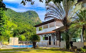 Pousada Cantinho do Sossego Paraty tem Piscina com Vista pra Montanha, Salão de Jogos, Café da Manhã, Estacionamento, Gerador de Energia, Próximo as principais Praias, Ilhas e Cachoeiras